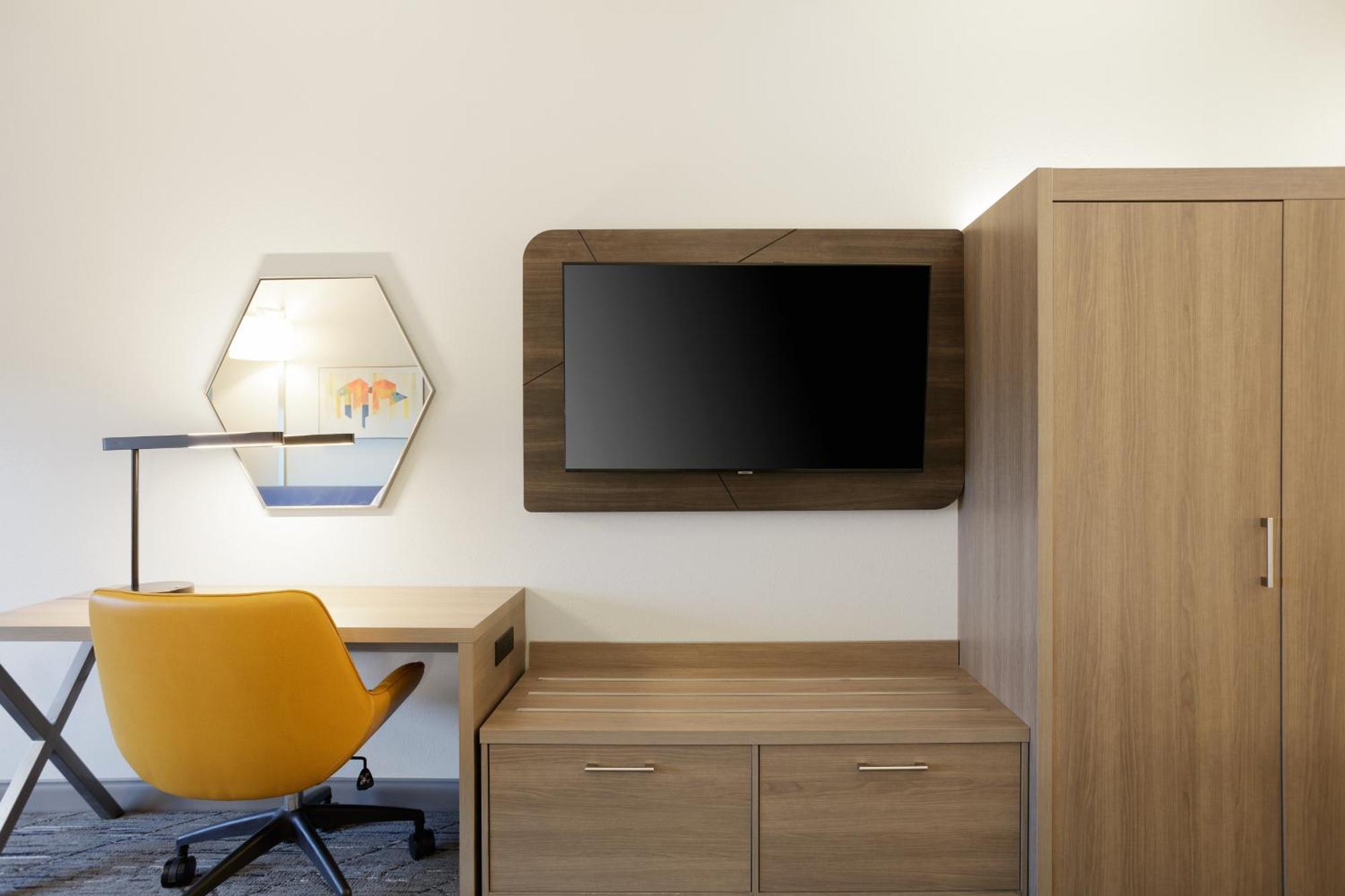 Holiday Inn Express Hotel & Suites Sanford By Ihg Bagian luar foto