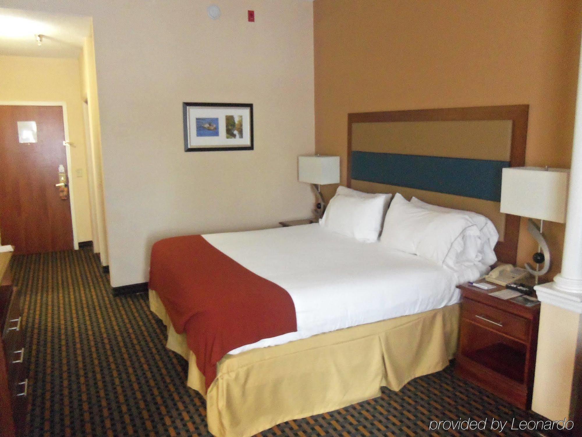 Holiday Inn Express Hotel & Suites Sanford By Ihg Bagian luar foto