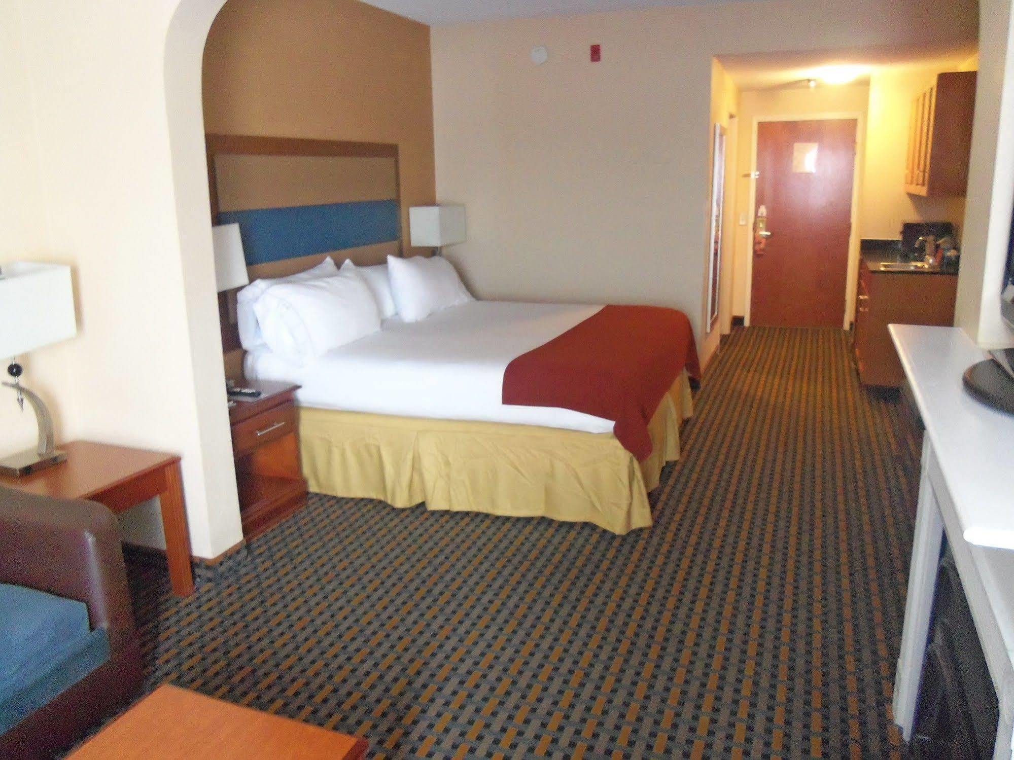Holiday Inn Express Hotel & Suites Sanford By Ihg Bagian luar foto