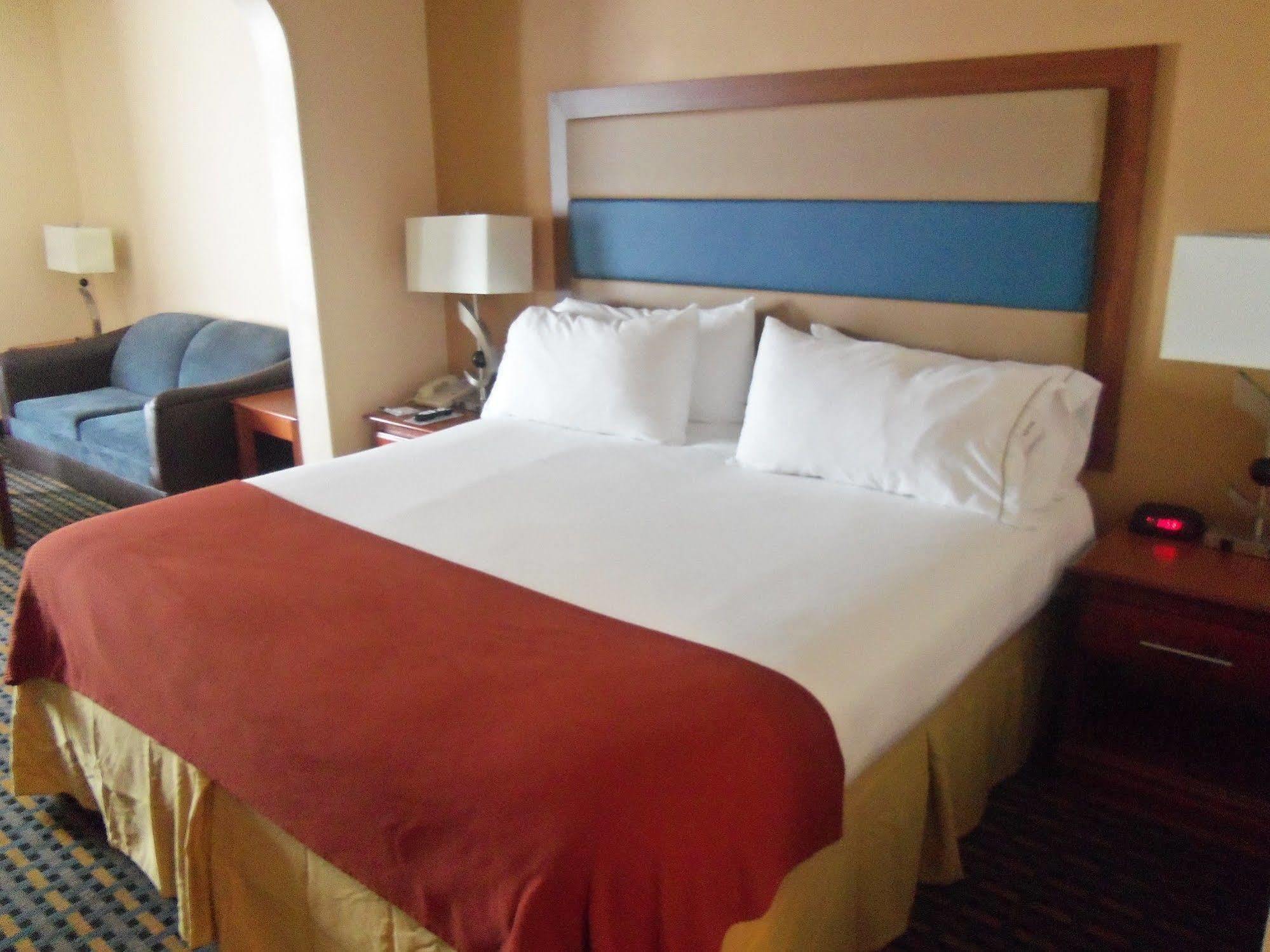 Holiday Inn Express Hotel & Suites Sanford By Ihg Bagian luar foto