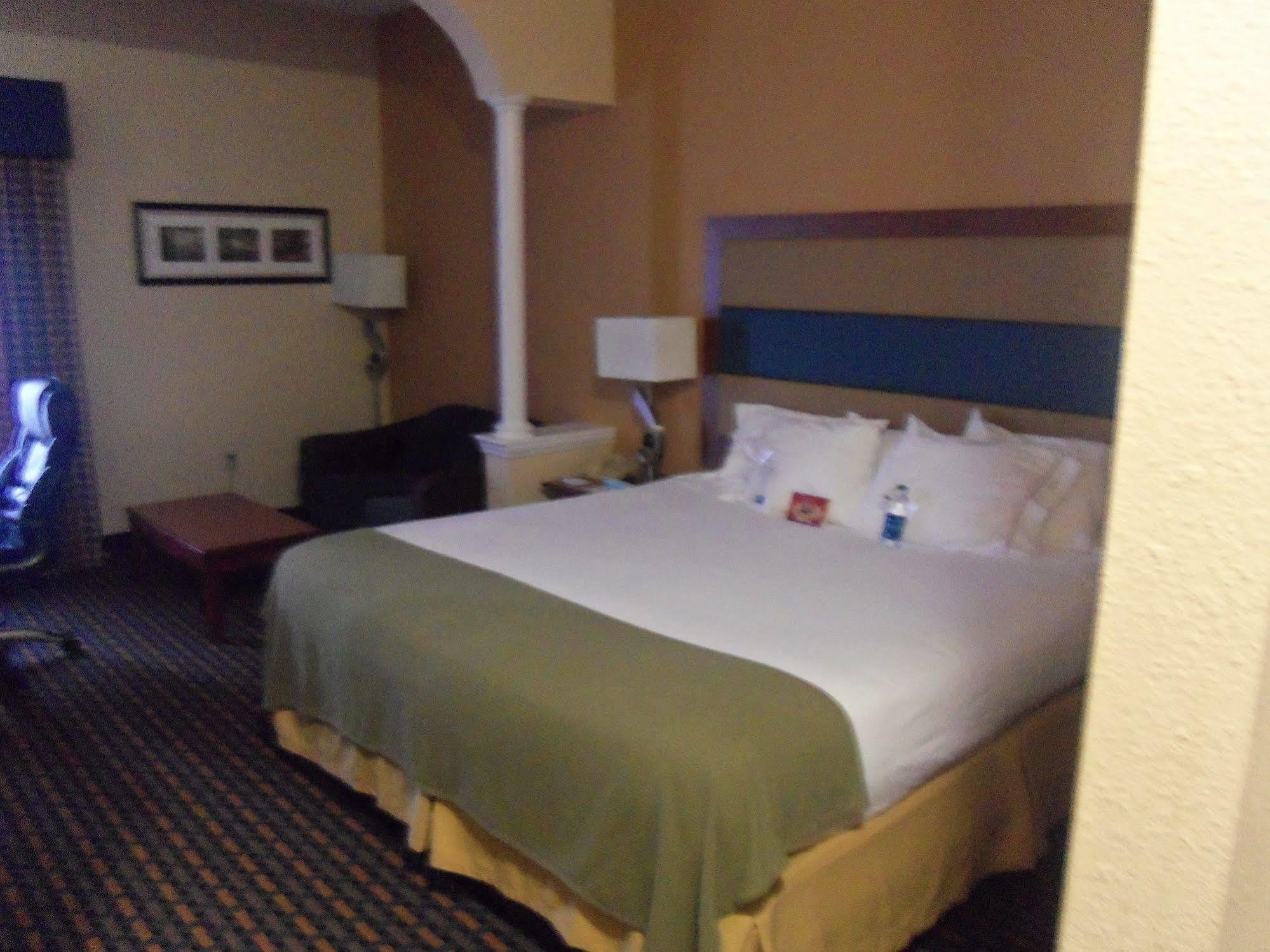 Holiday Inn Express Hotel & Suites Sanford By Ihg Bagian luar foto